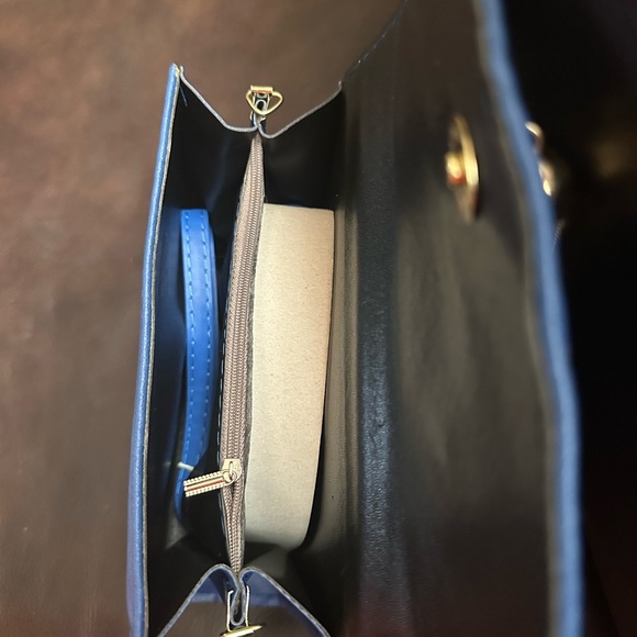 Available in 5 colors. Crossbody strap included. Magnetic closure, zip pocket. - Picture 6 of 7